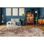 Tapis rectangulaire écru avec motifs orientaux patinés dans un salon moderne