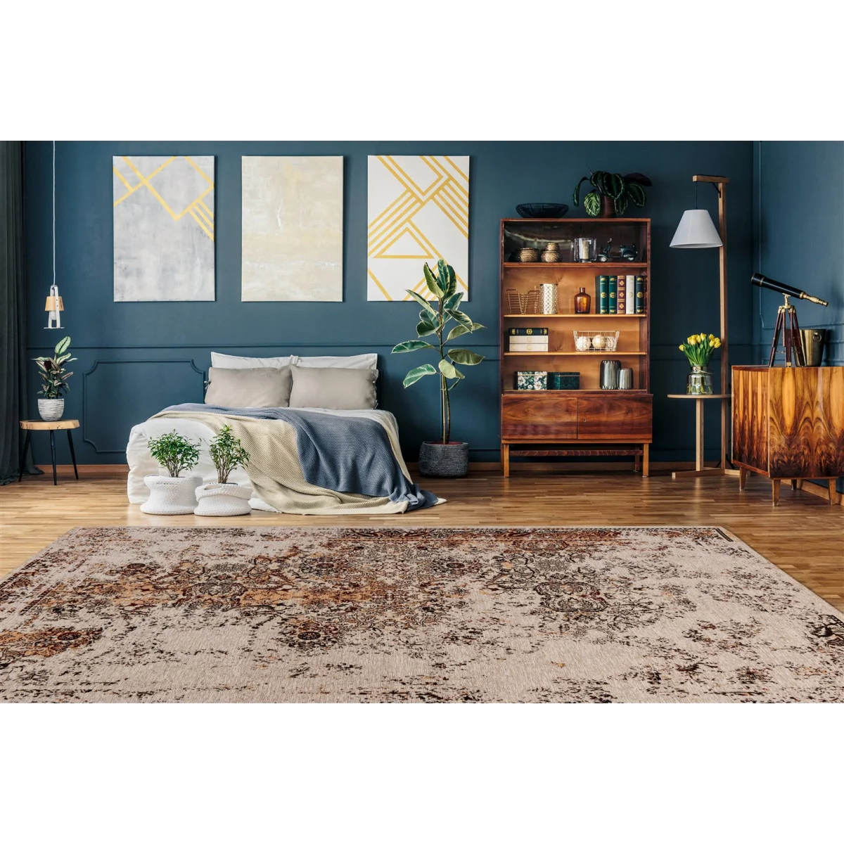 Tapis rectangulaire écru avec motifs orientaux patinés dans un salon moderne