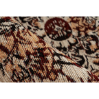Premier plan d’un tapis rectangulaire écru à motifs orientaux patinés 80x150 cm