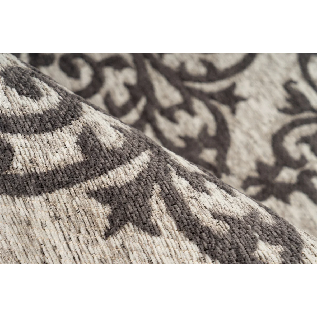 Tapis rectangulaire écru et gris à motifs damassés, roulé avec design orné