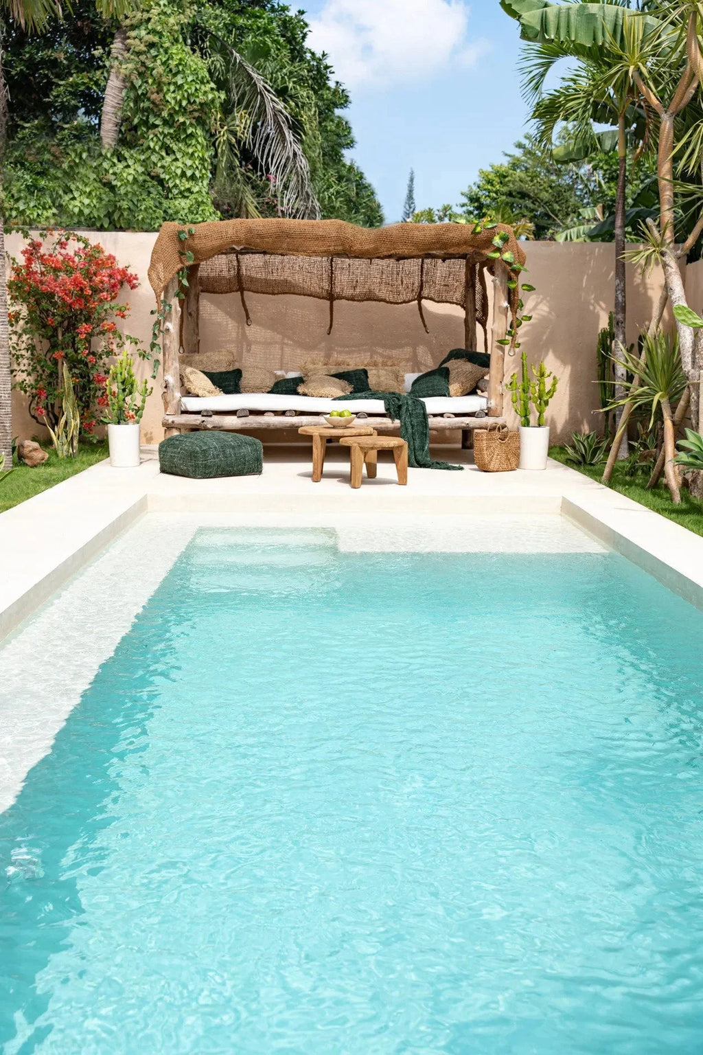 Piscine sereine extérieure avec tapis coco 500x300 cm sous canopée