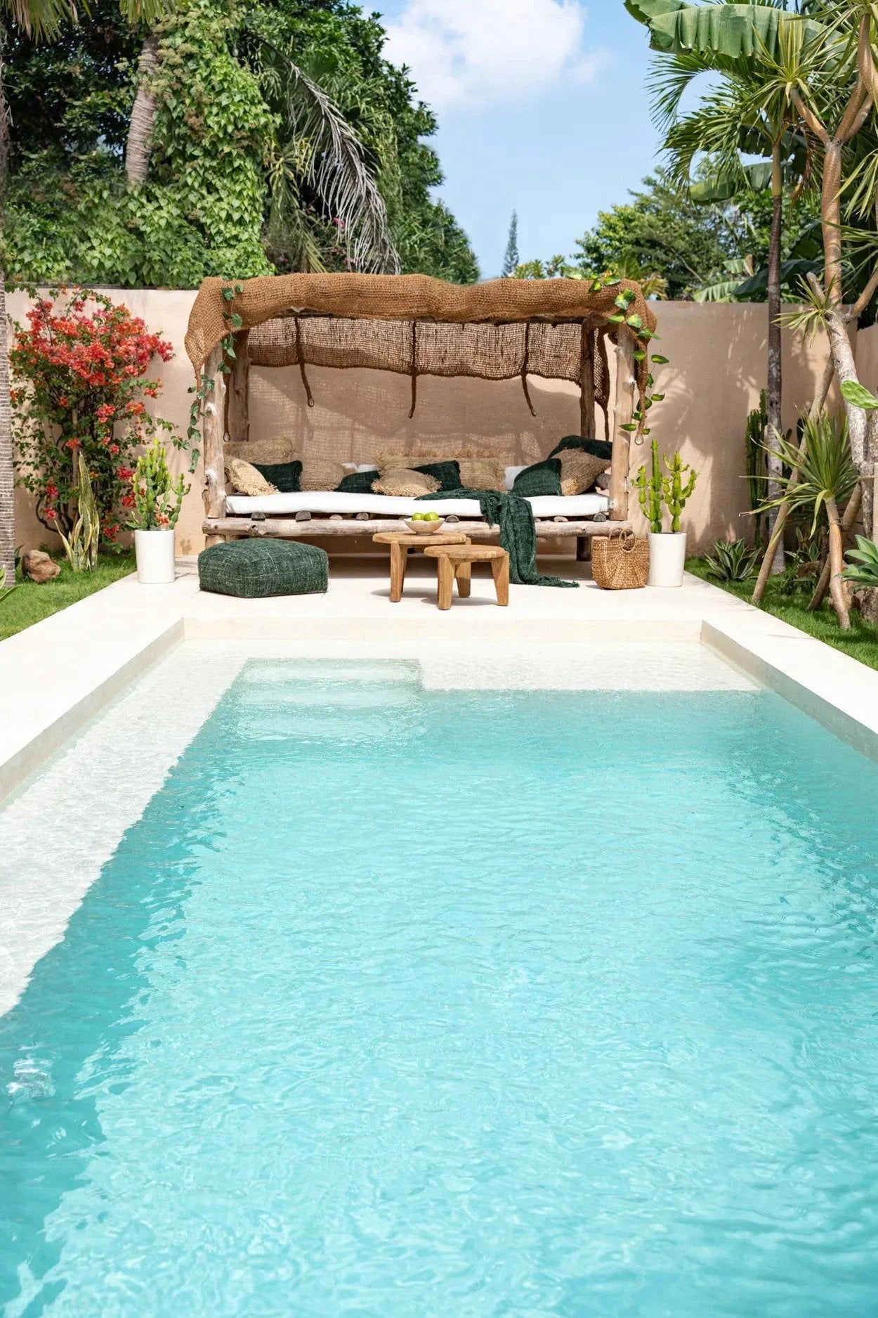 Piscine sereine extérieure avec tapis coco 500x300 cm sous canopée