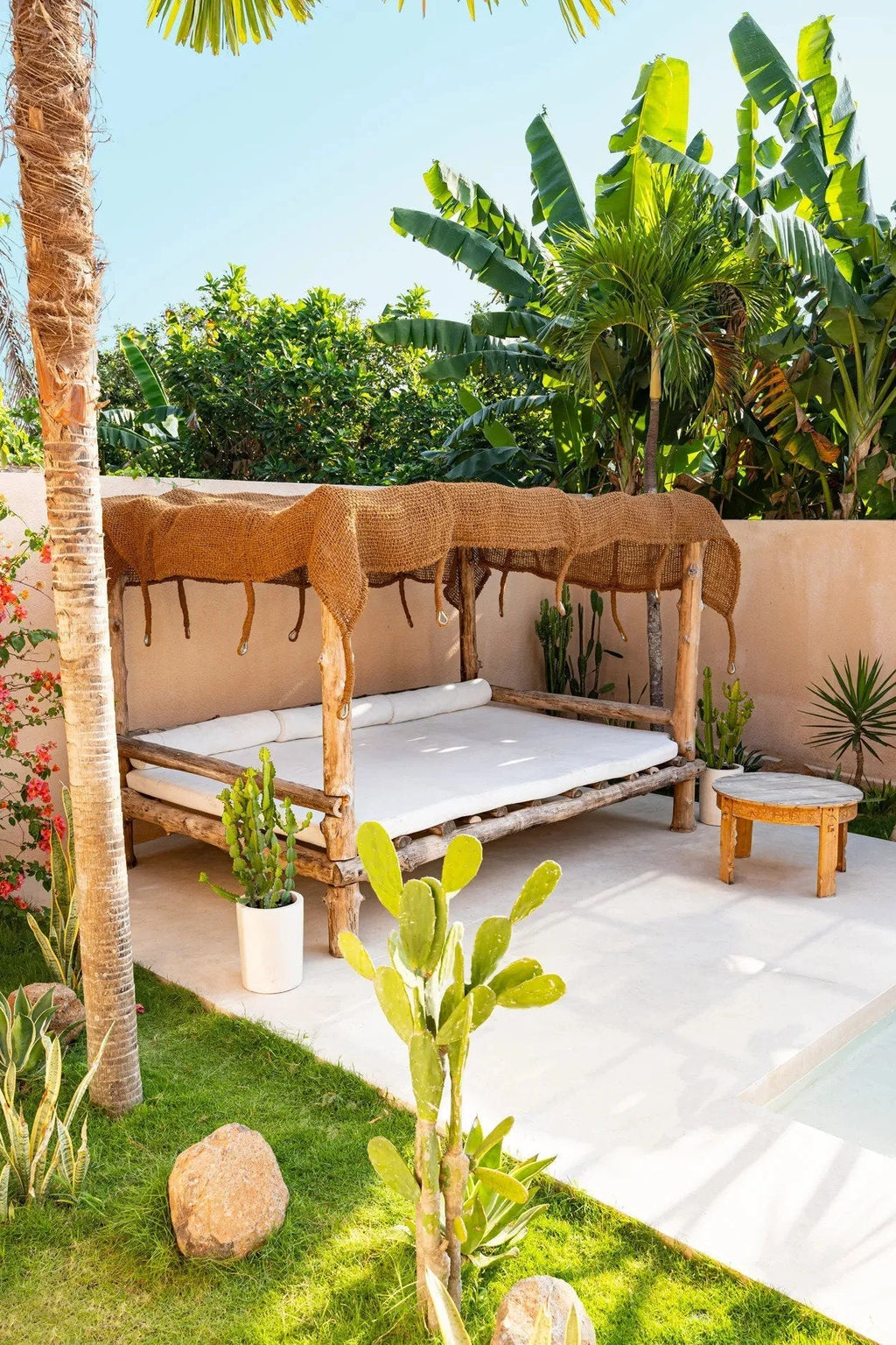 Tapis rectangulaire en fibre de coco naturelle pour extérieur 500x300 cm avec coussins blancs