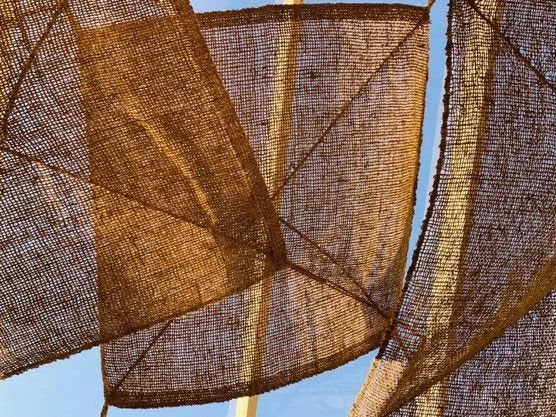 Drapeaux en tissu tissé brun flottant sous ciel bleu clair