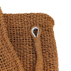 Sac en fibre de coco tissée brune avec boucle métallique argentée et anse en corde assortie
