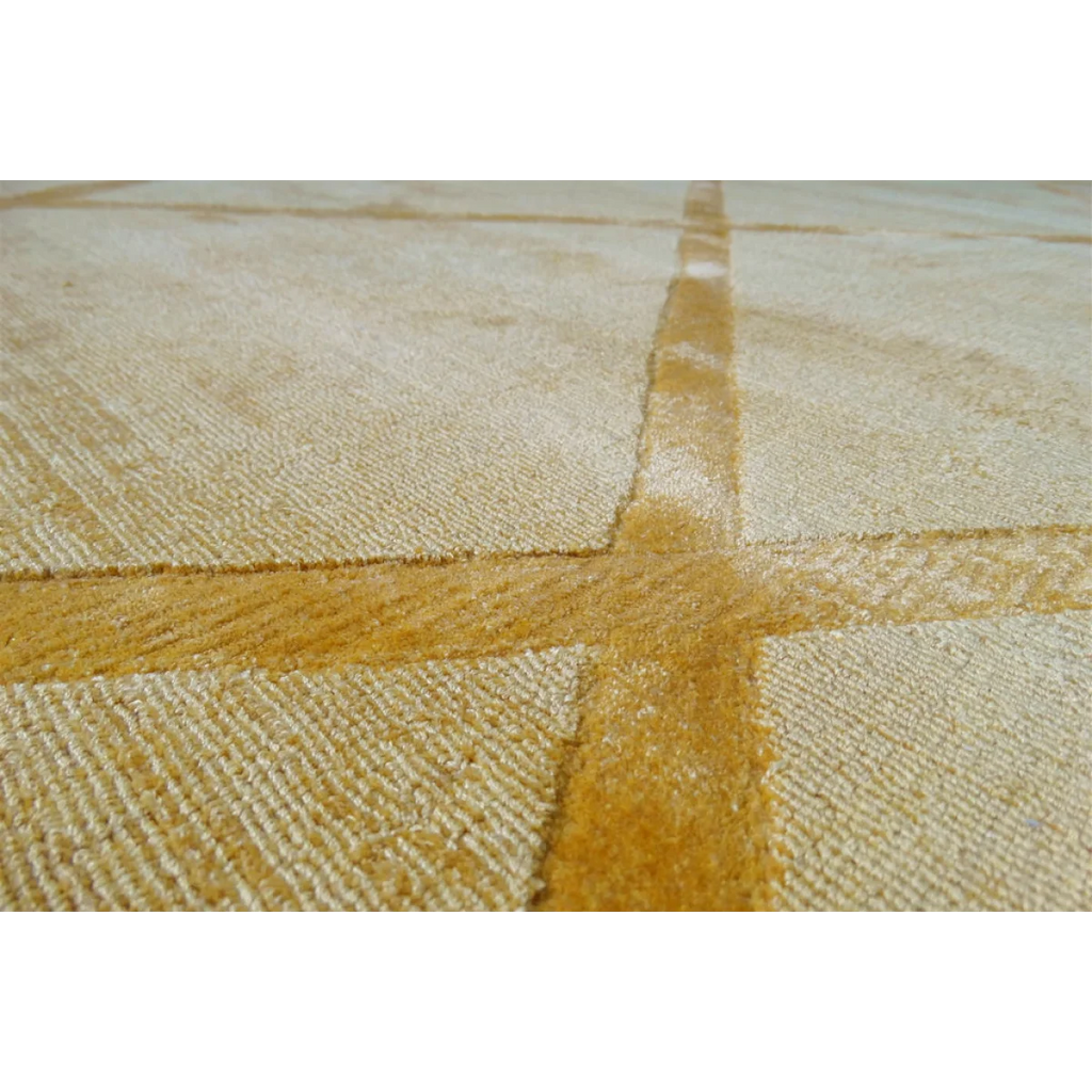 Tapis rectangulaire jaune doré avec motif losanges en relief et lignes intersectantes