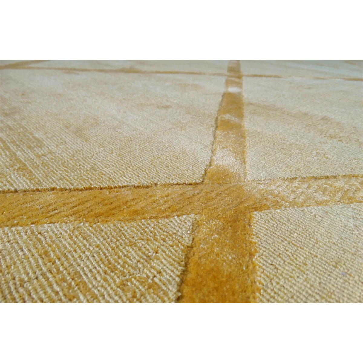 Tapis rectangulaire jaune doré avec motif losanges en relief et lignes intersectantes