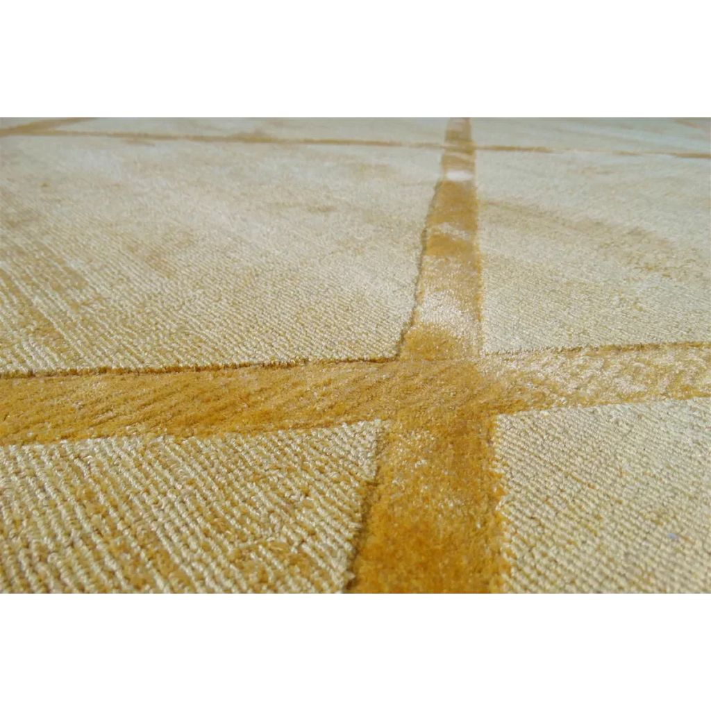 Tapis rectangulaire jaune doré avec motif losanges en relief et lignes intersectantes