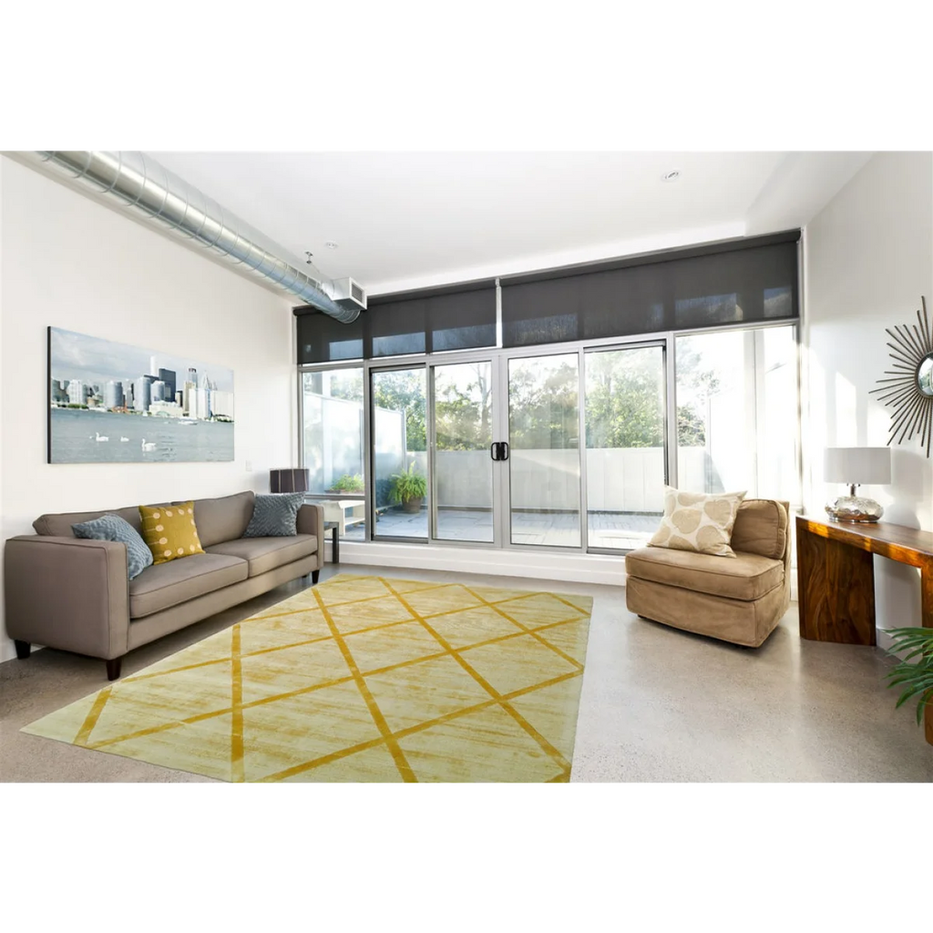 Tapis rectangulaire jaune doré à motifs losanges en relief dans un salon moderne avec canapé neutre