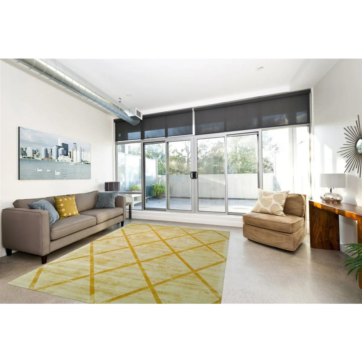 Tapis rectangulaire jaune doré à motifs losanges en relief dans un salon moderne avec canapé neutre
