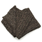 Tissu tricoté marron marbré plié pour tapis rectangulaire en jonc de mer naturel noir