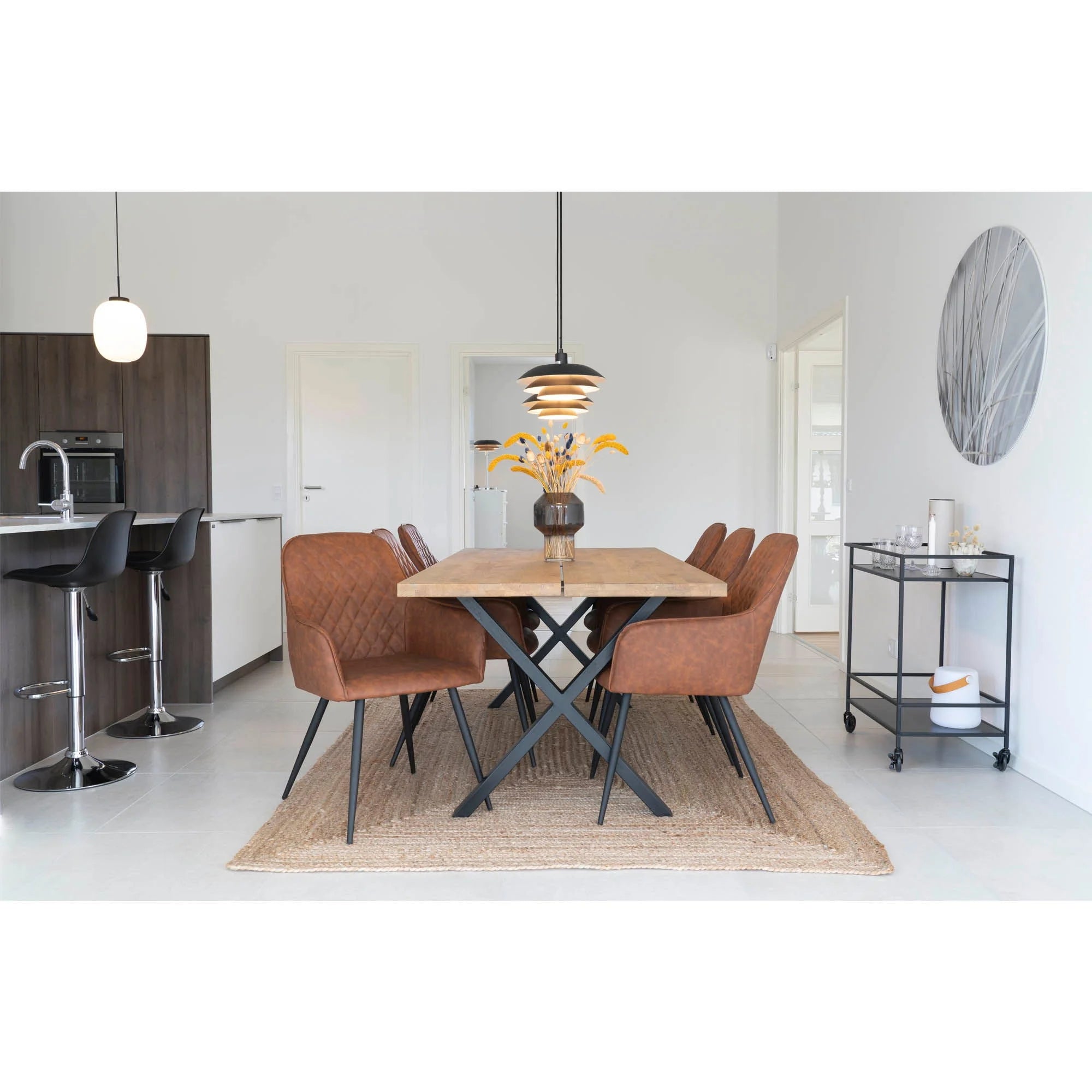 Table de salle à manger avec chaises marron, parfait pour le tapis rectangulaire en jute beige à rayures