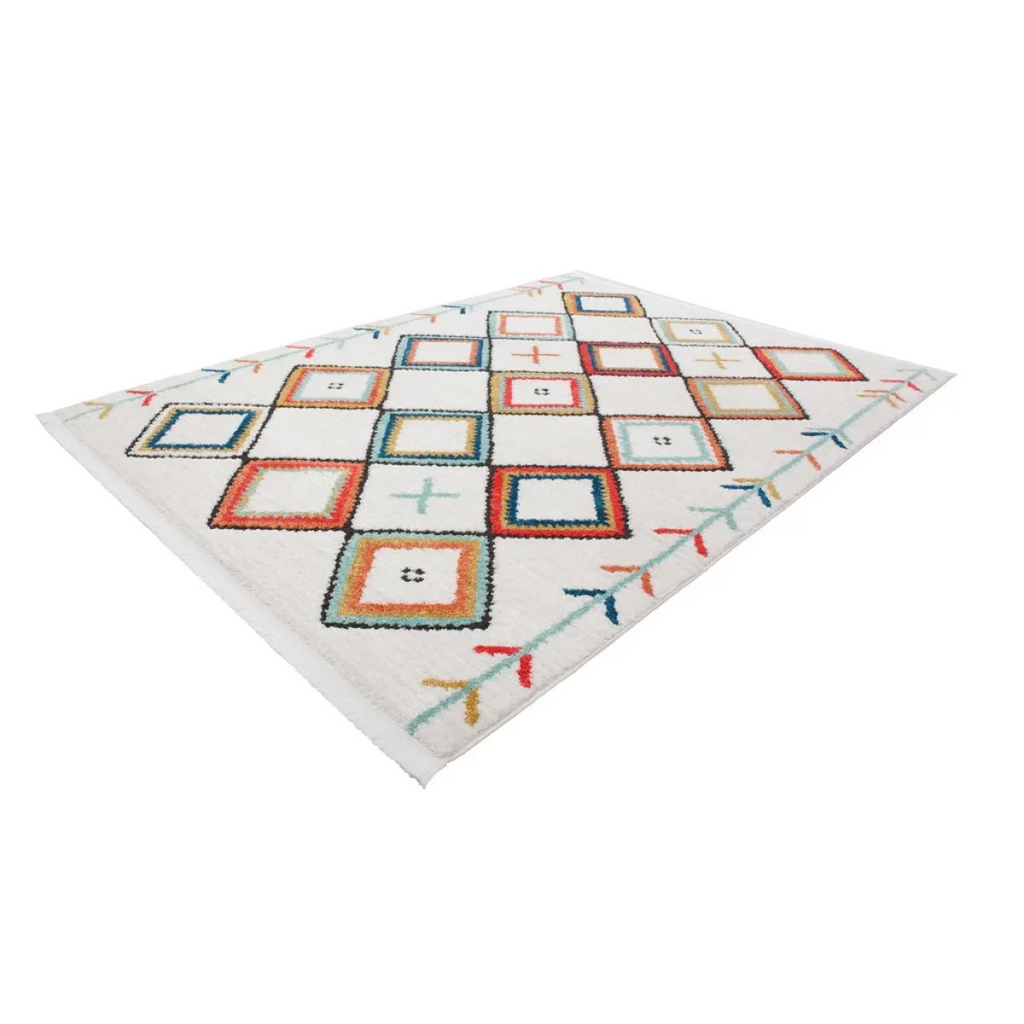 Tapis rectangulaire blanc avec motifs géométriques colorés de carrés et flèches