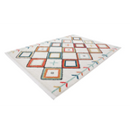 Tapis rectangulaire blanc avec motifs géométriques colorés de carrés et flèches