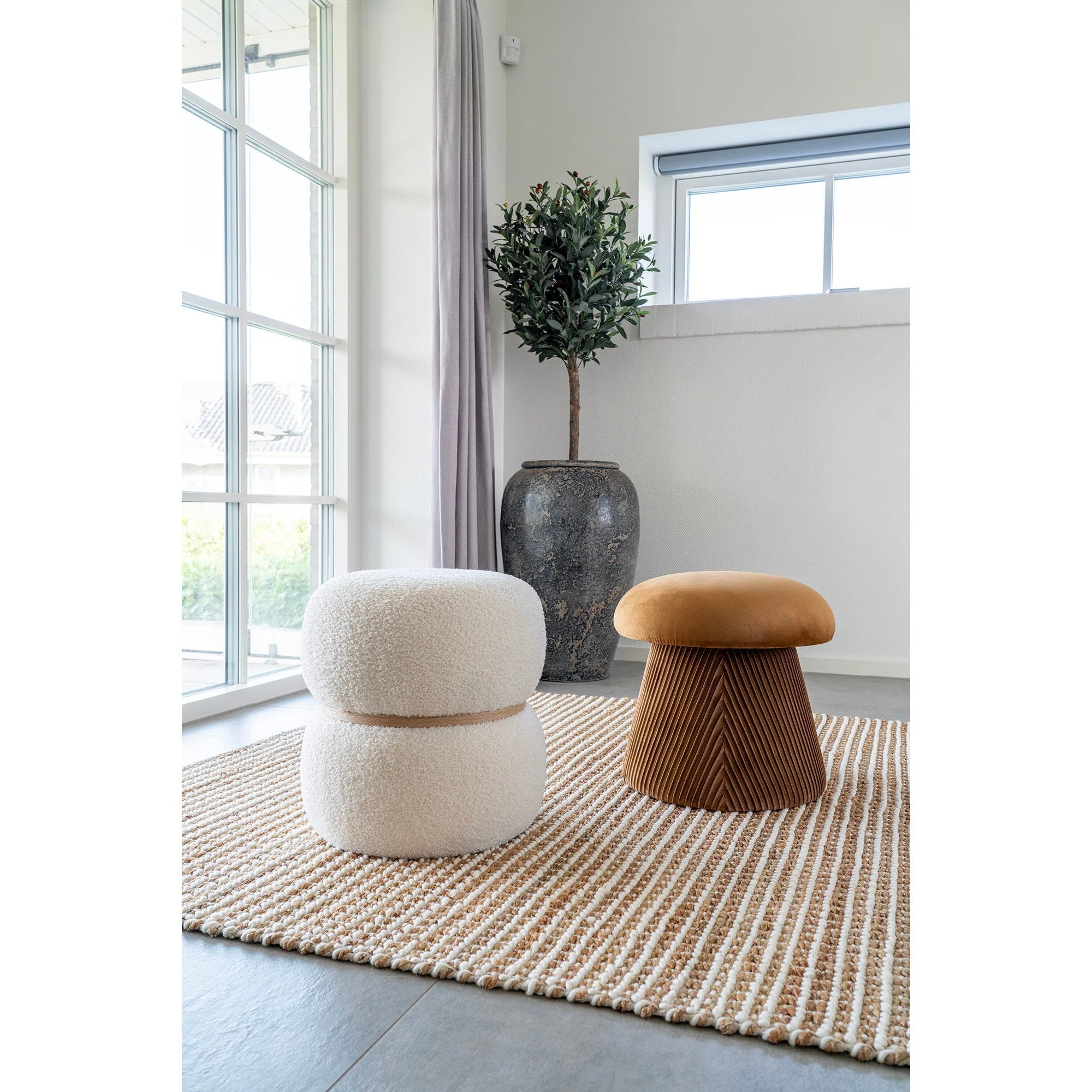 Deux tabourets décoratifs assortis en bois et tissus pour intérieur élégant