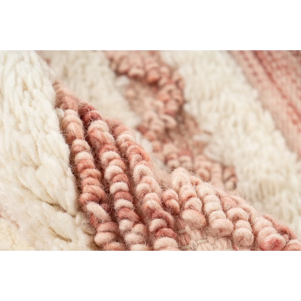 Tapis rectangulaire en laine rose et crème avec motifs géométriques et bouclettes texturées
