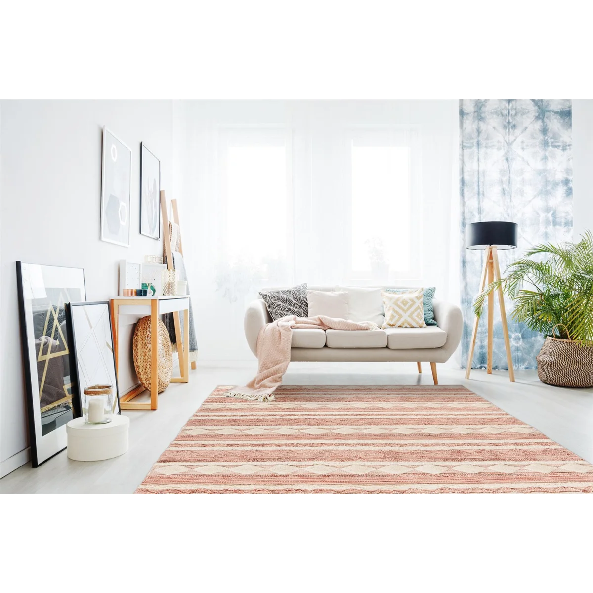 Tapis rectangulaire en laine rose et crème à motifs géométriques pâles et rayures