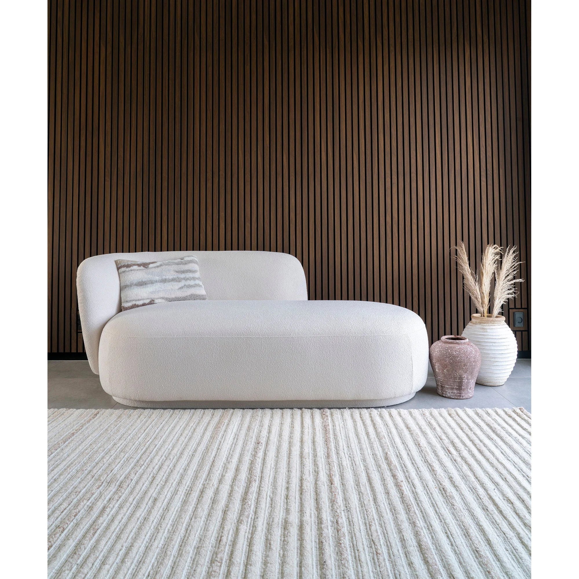 Chaise longue ronde blanche en tissu, idéal pour salon ou chambre élégante