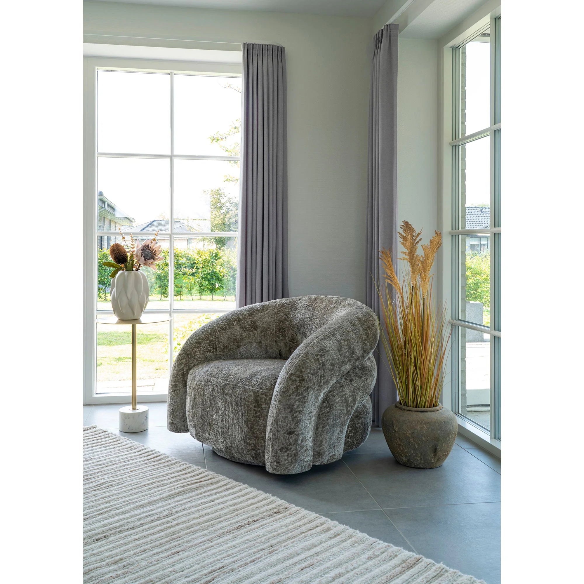 Chaise pivotante grise à motif pour salon avec tapis rectangulaire en laine ivoire