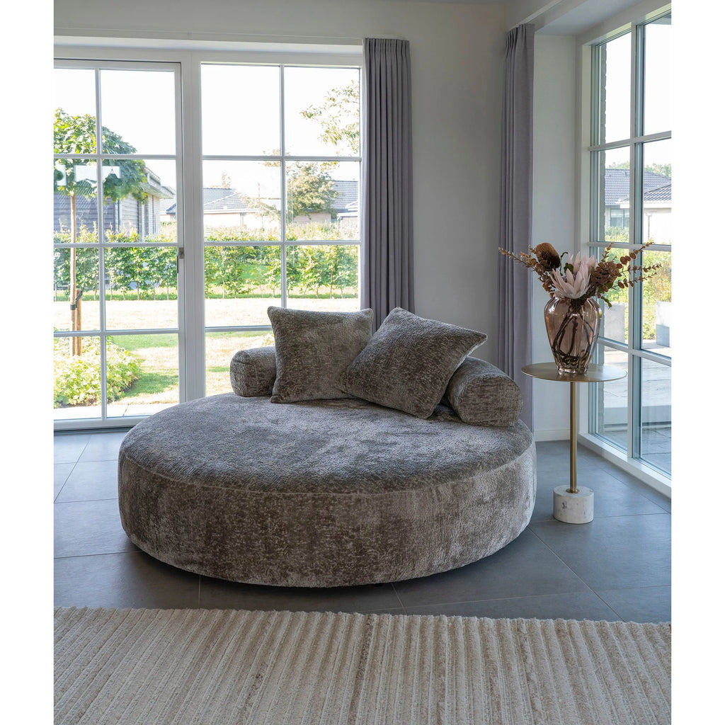 Canapé rond en tissu gris avec coussins, idéal pour décoration intérieure élégante