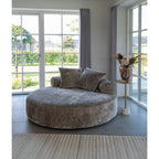 Canapé rond en tissu gris avec coussins, idéal pour décoration intérieure élégante