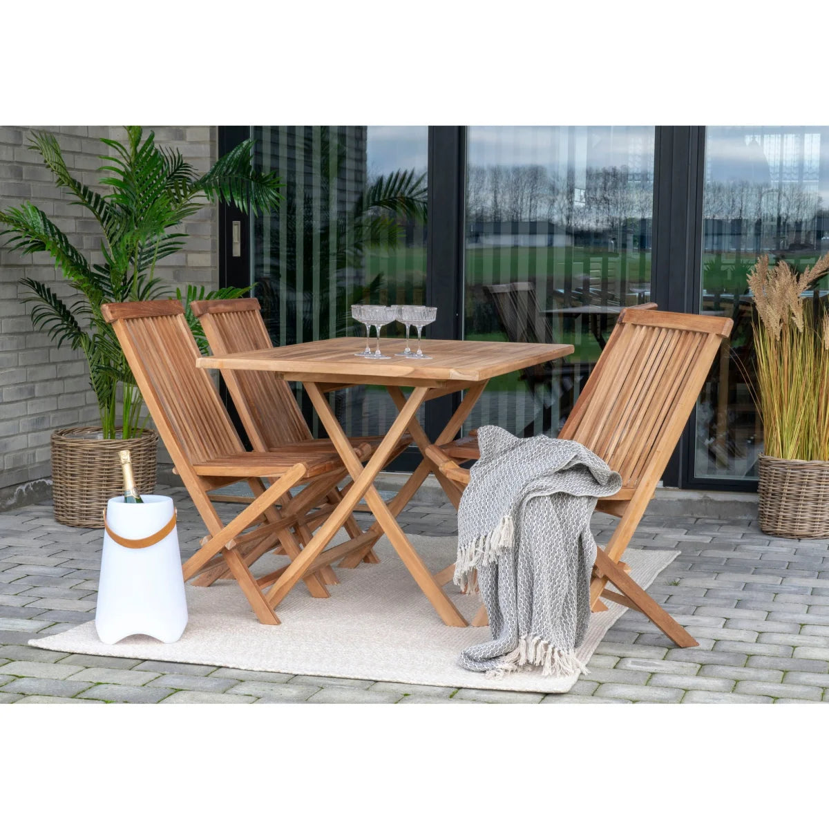 Table pliante en teck brun clair, plateau carré et pieds en X