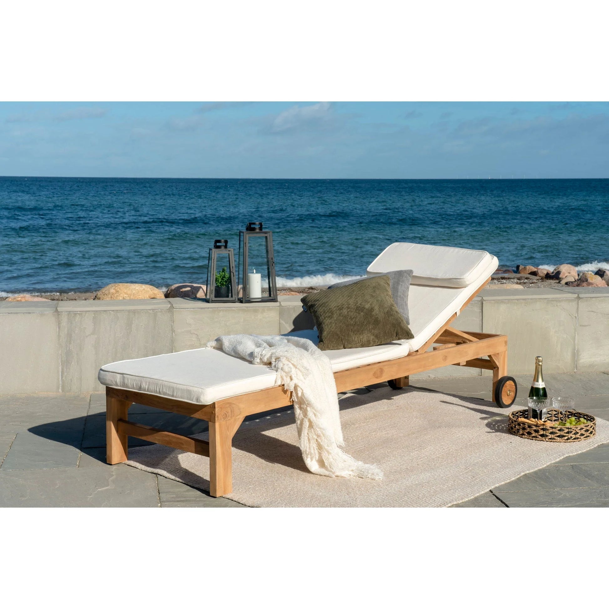 Chaise longue en bois avec coussins sur tapis rectangulaire en matière recyclée motif chevron sable