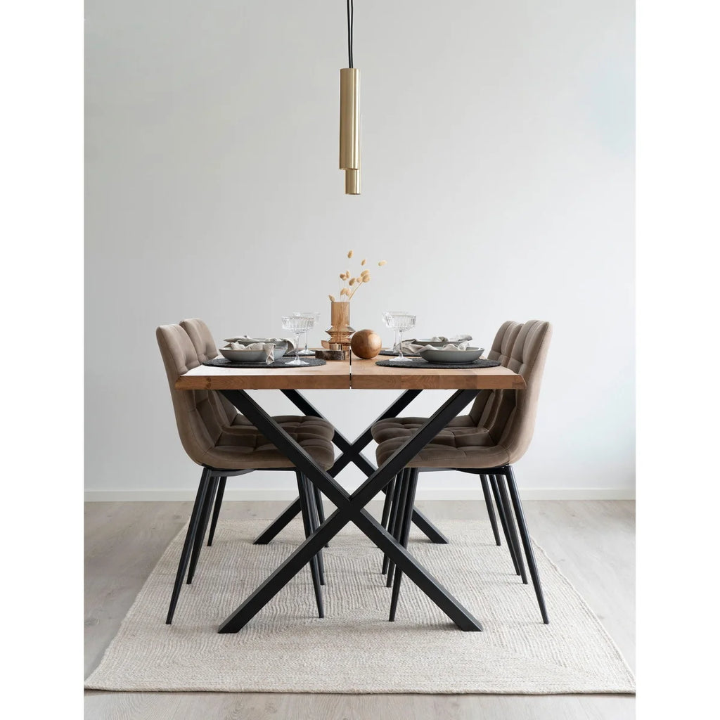 Table basse moderne bois clair pieds X métal noir avec chaises tapissées