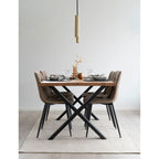 Table à manger avec quatre chaises, tapis rectangulaire en matière recyclée motif chevron sable 140x200 cm
