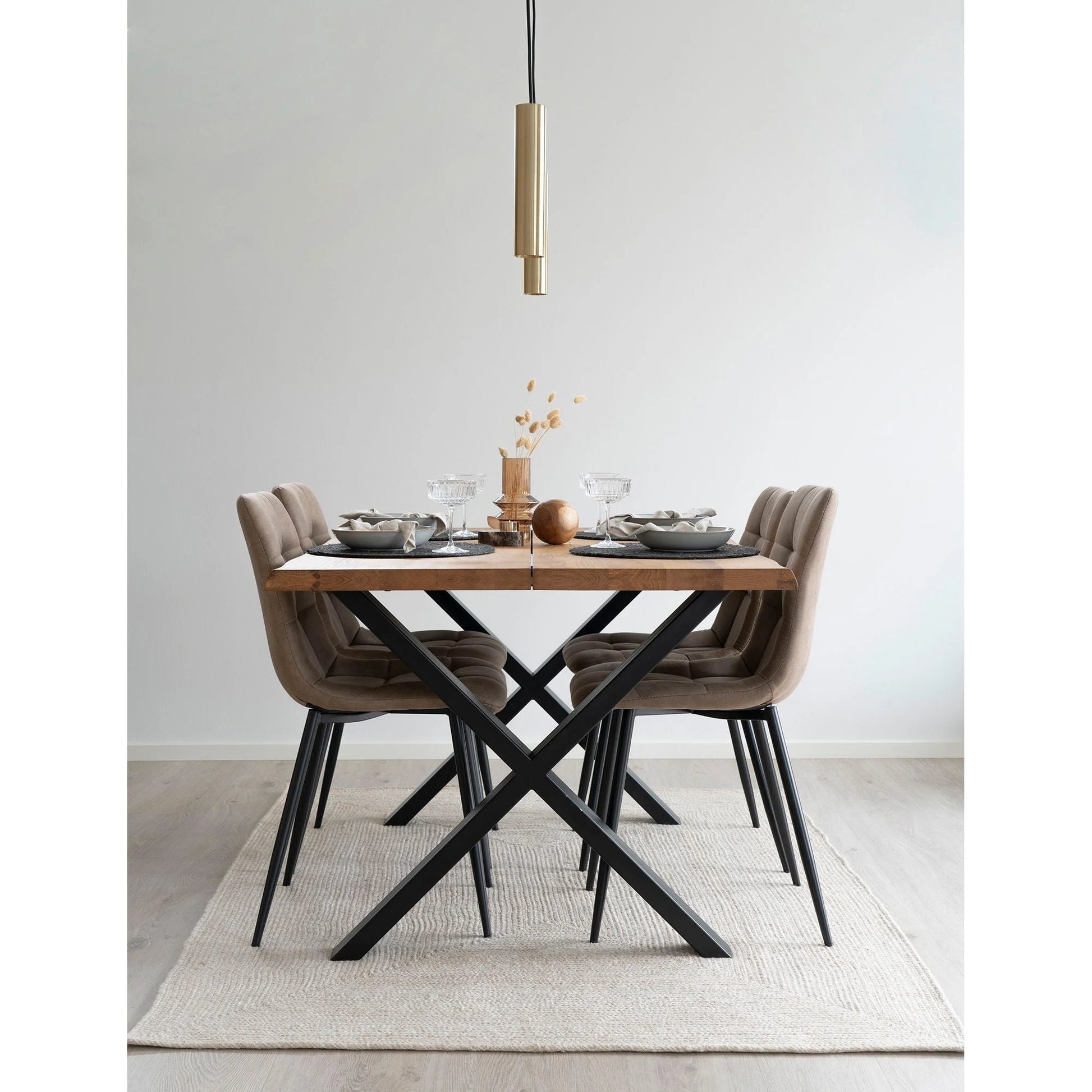 Table à manger avec quatre chaises, tapis rectangulaire en matière recyclée motif chevron sable 140x200 cm