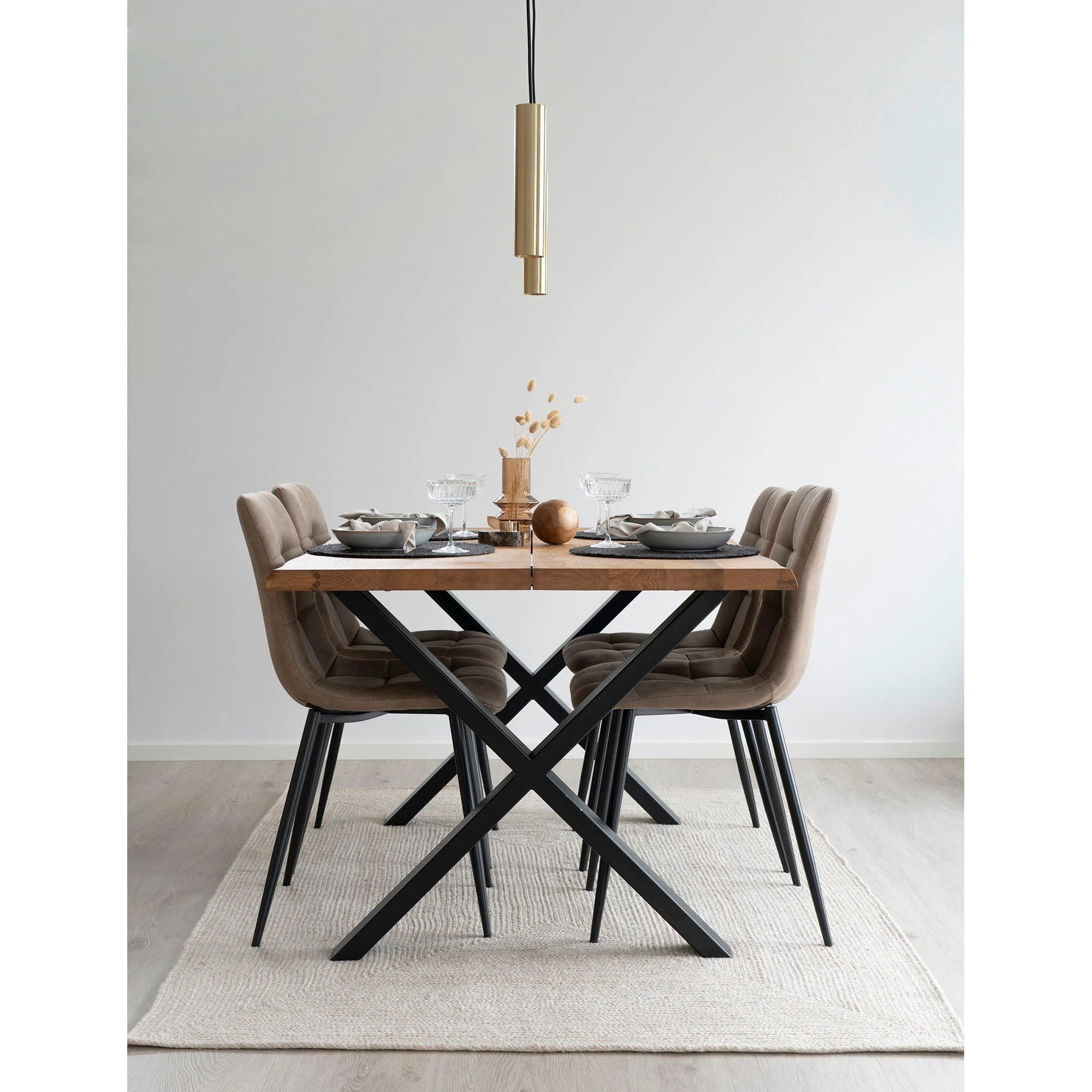 Table à manger avec quatre chaises, tapis rectangulaire en matière recyclée motif chevron sable 140x200 cm