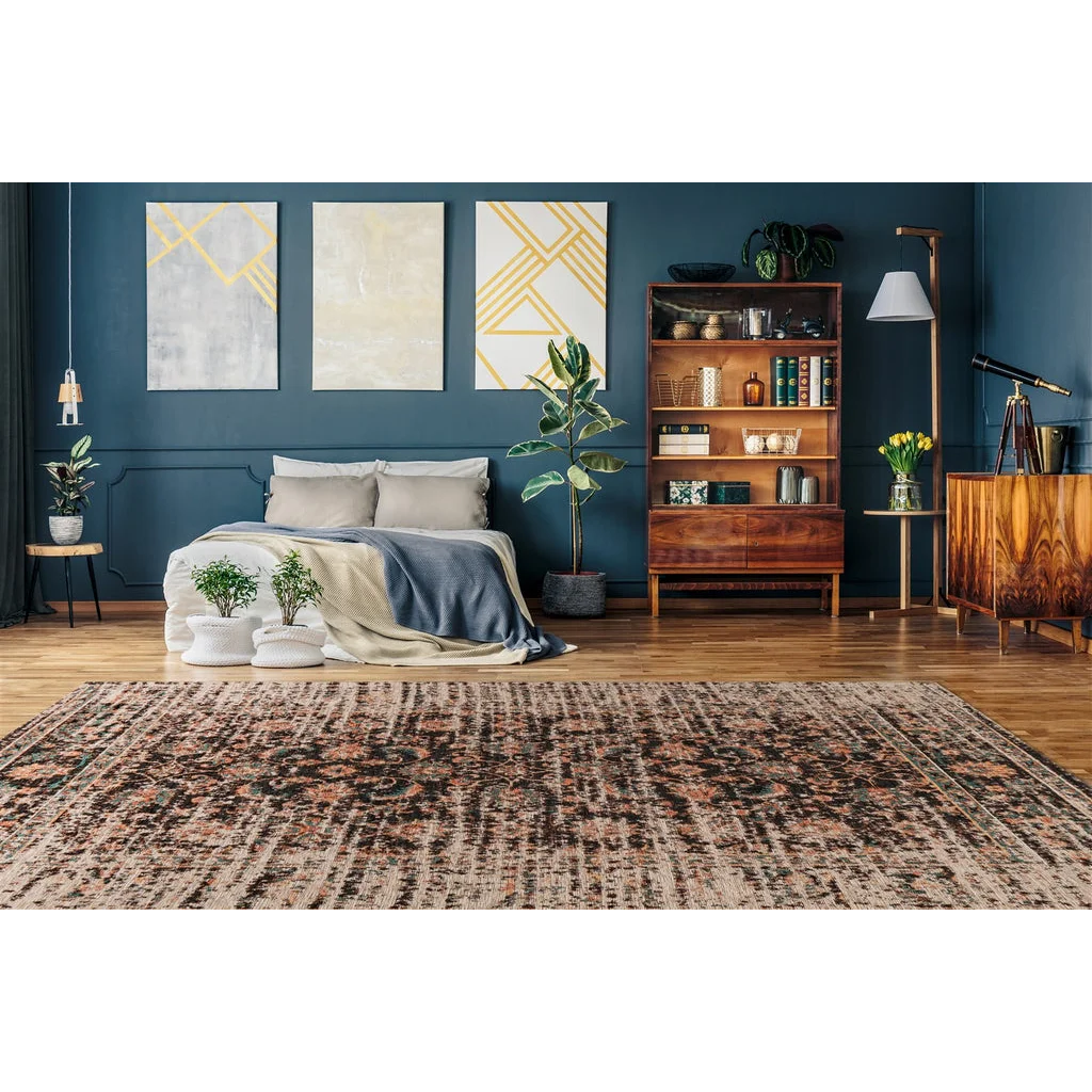 Tapis rectangulaire motif vintage floral tons rouges et beiges dans une chambre élégante