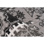 Premier plan d’un tapis rectangulaire oriental patchwork gris et noir 160x230 cm