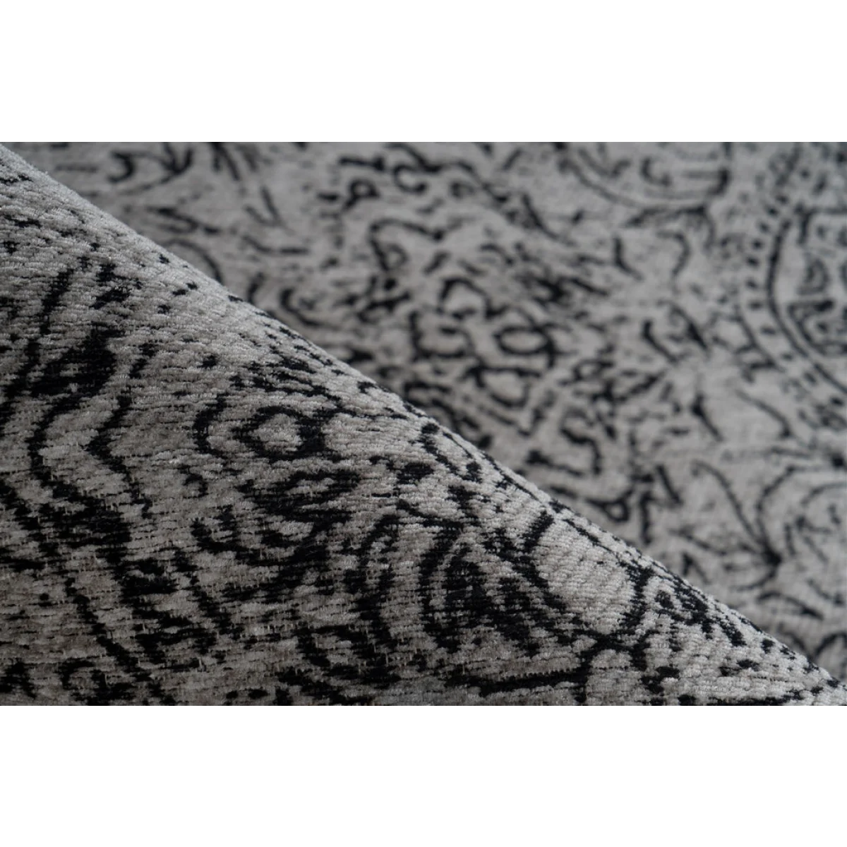 Tapis rectangulaire gris clair et noir à motifs orientaux, surface texturée 80x150 cm