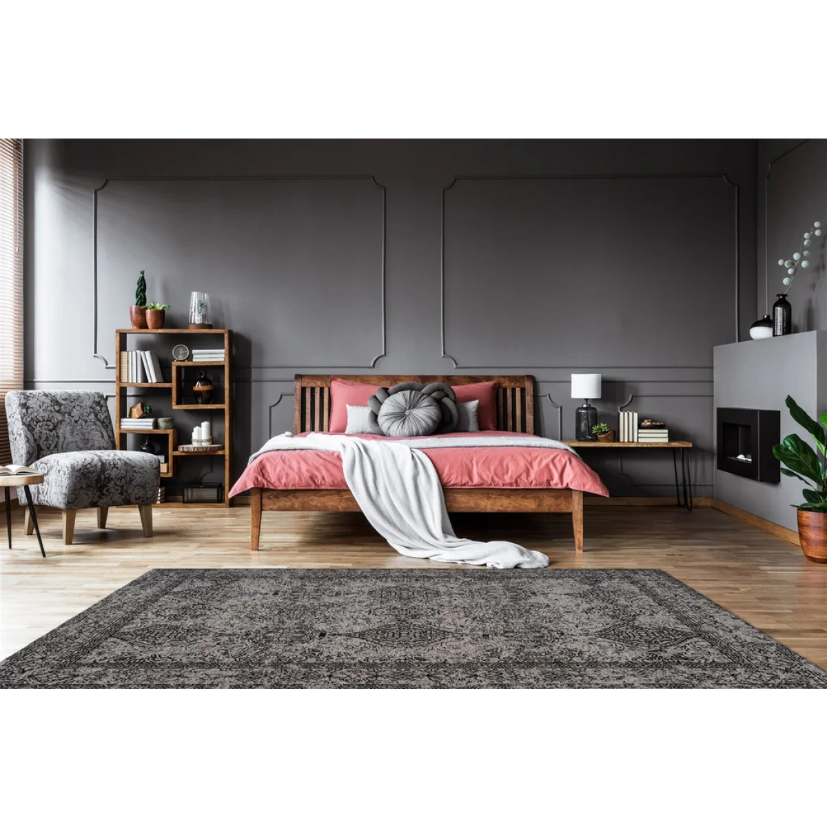 Tapis rectangulaire poils ras gris motifs orientaux noirs dans une chambre moderne