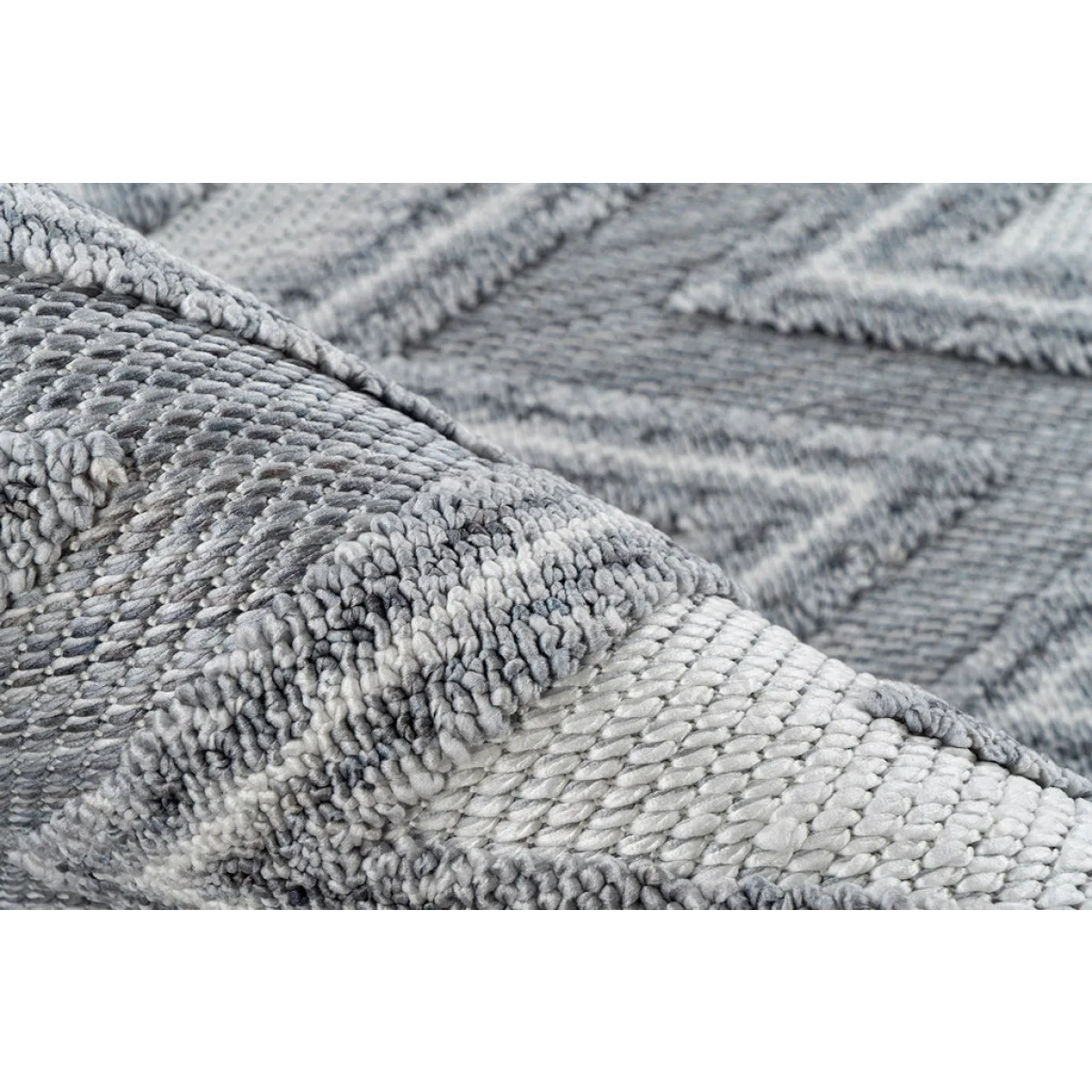 Tapis rectangulaire gris et blanc à motif chevrons, surface texturée, 160x230 cm