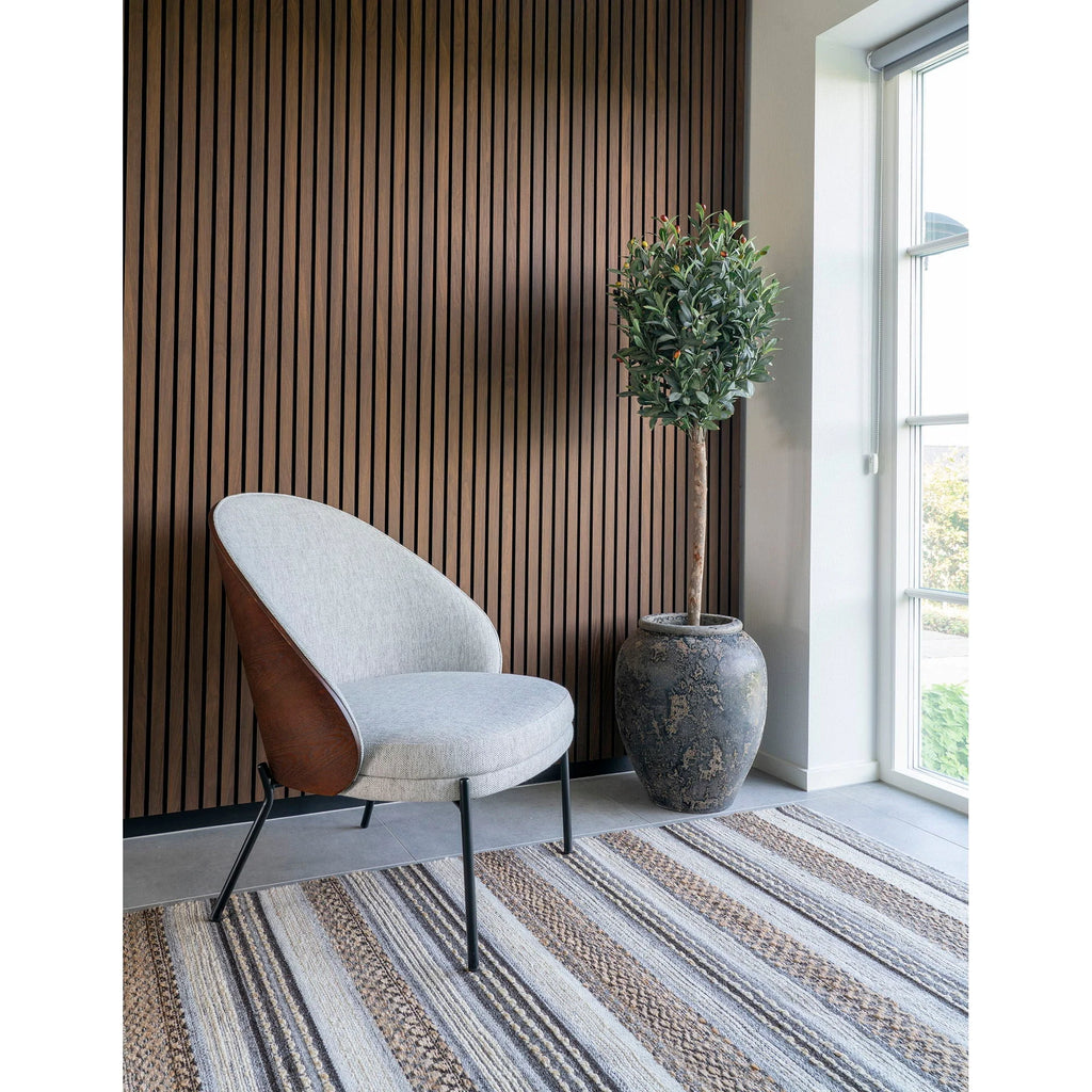Chaise d’appoint élégante assortie au tapis rectangulaire tissé main en jute et laine