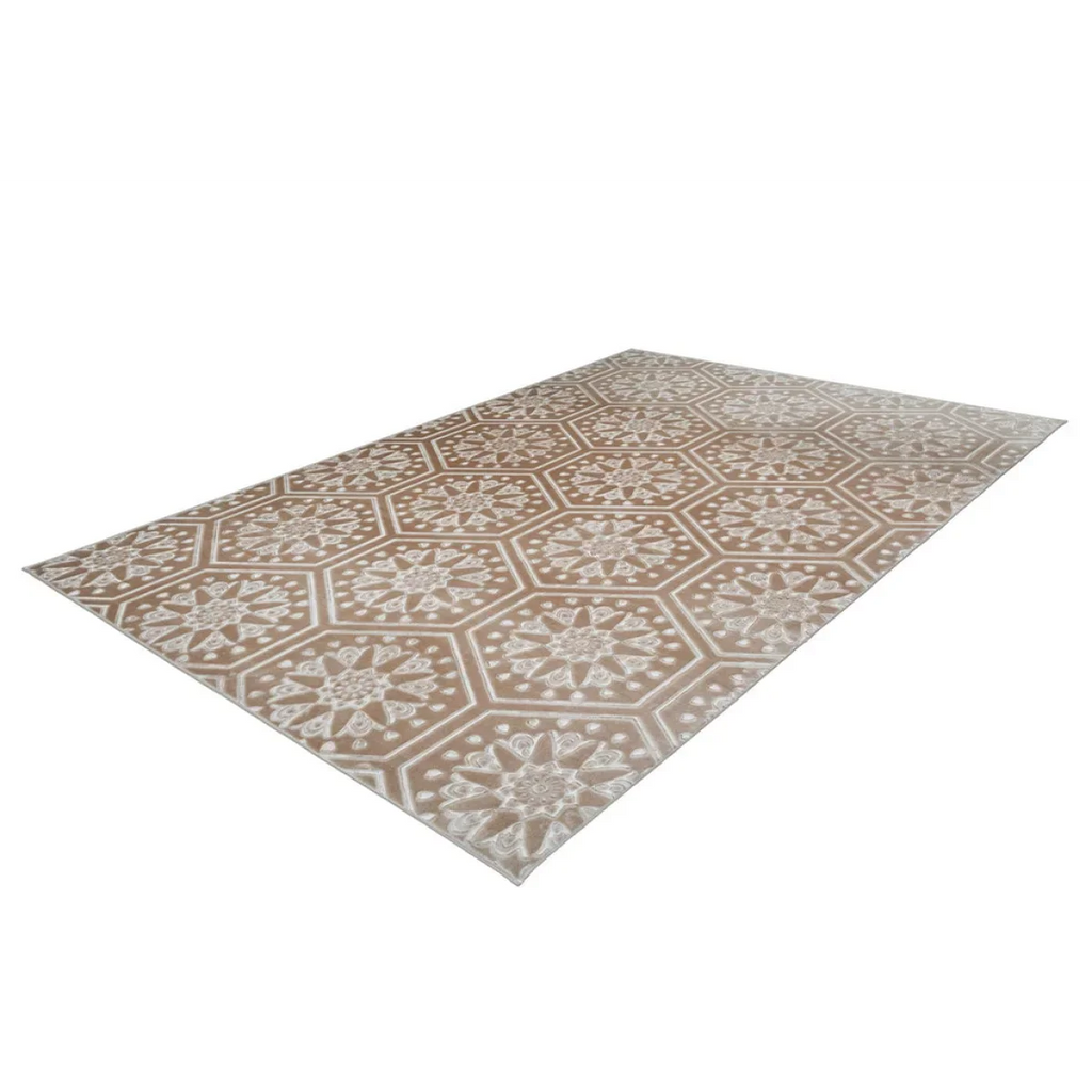 Tapis rectangulaire en velours taupe avec motifs mandala en relief sur sol en carreaux hexagonaux marron beige