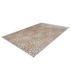 Tapis rectangulaire en velours taupe avec motifs mandala en relief sur sol en carreaux hexagonaux marron beige