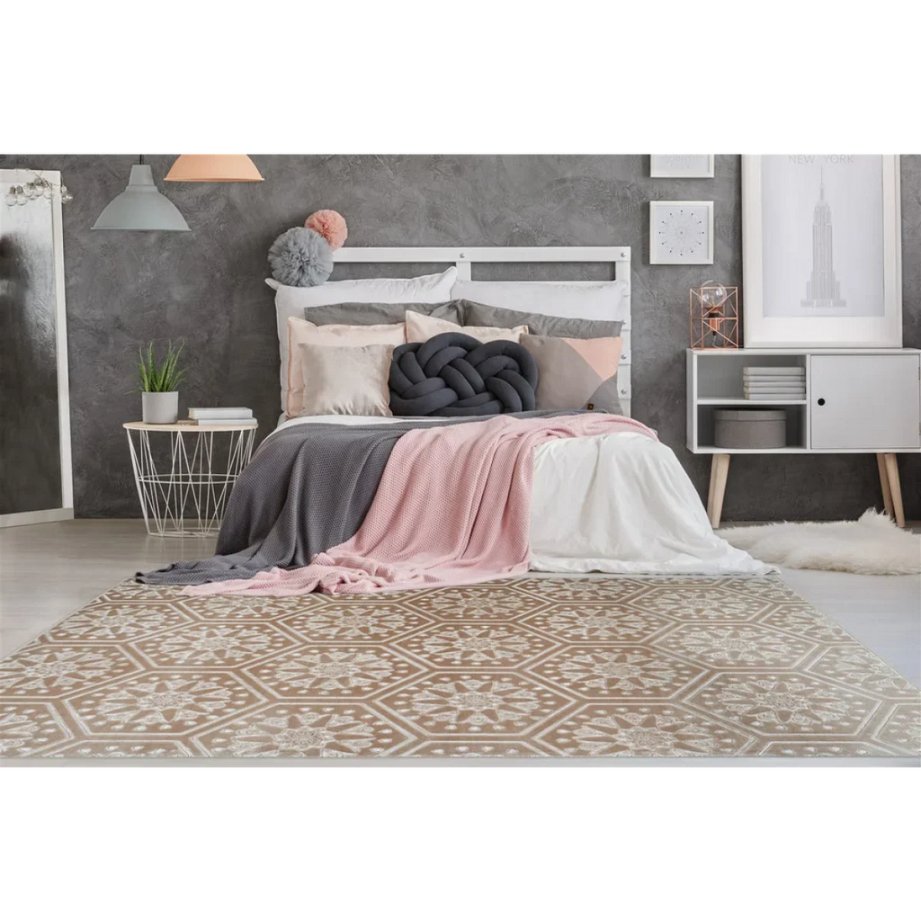 Tapis rectangulaire en velours taupe à motifs mandala en relief dans une chambre élégante