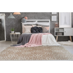 Tapis rectangulaire en velours taupe à motifs mandala en relief dans une chambre élégante