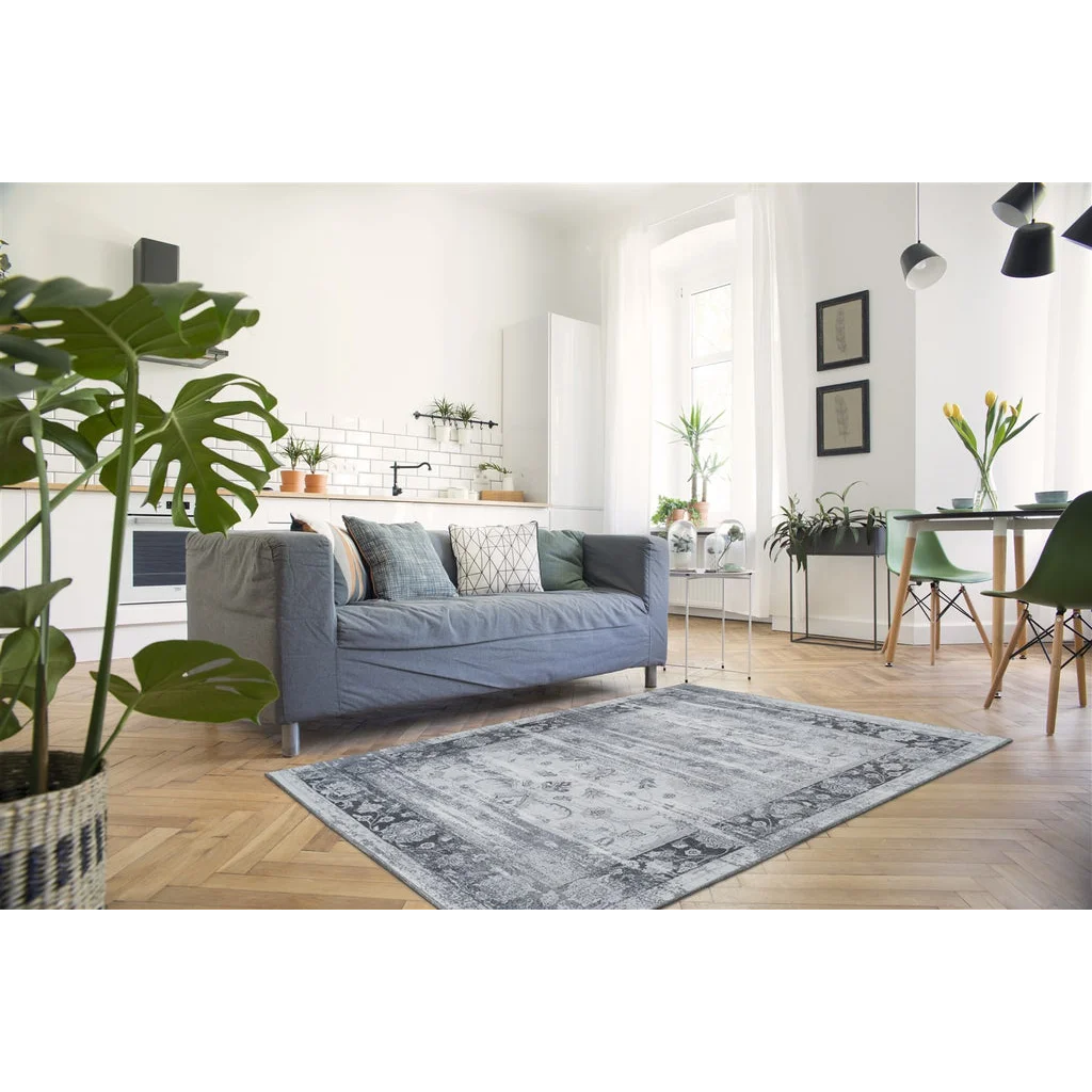 Canapé gris avec coussins et tapis à motifs floraux vintage gris et bleu 120x180 cm