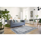 Canapé gris avec coussins et tapis à motifs floraux vintage gris et bleu 120x180 cm