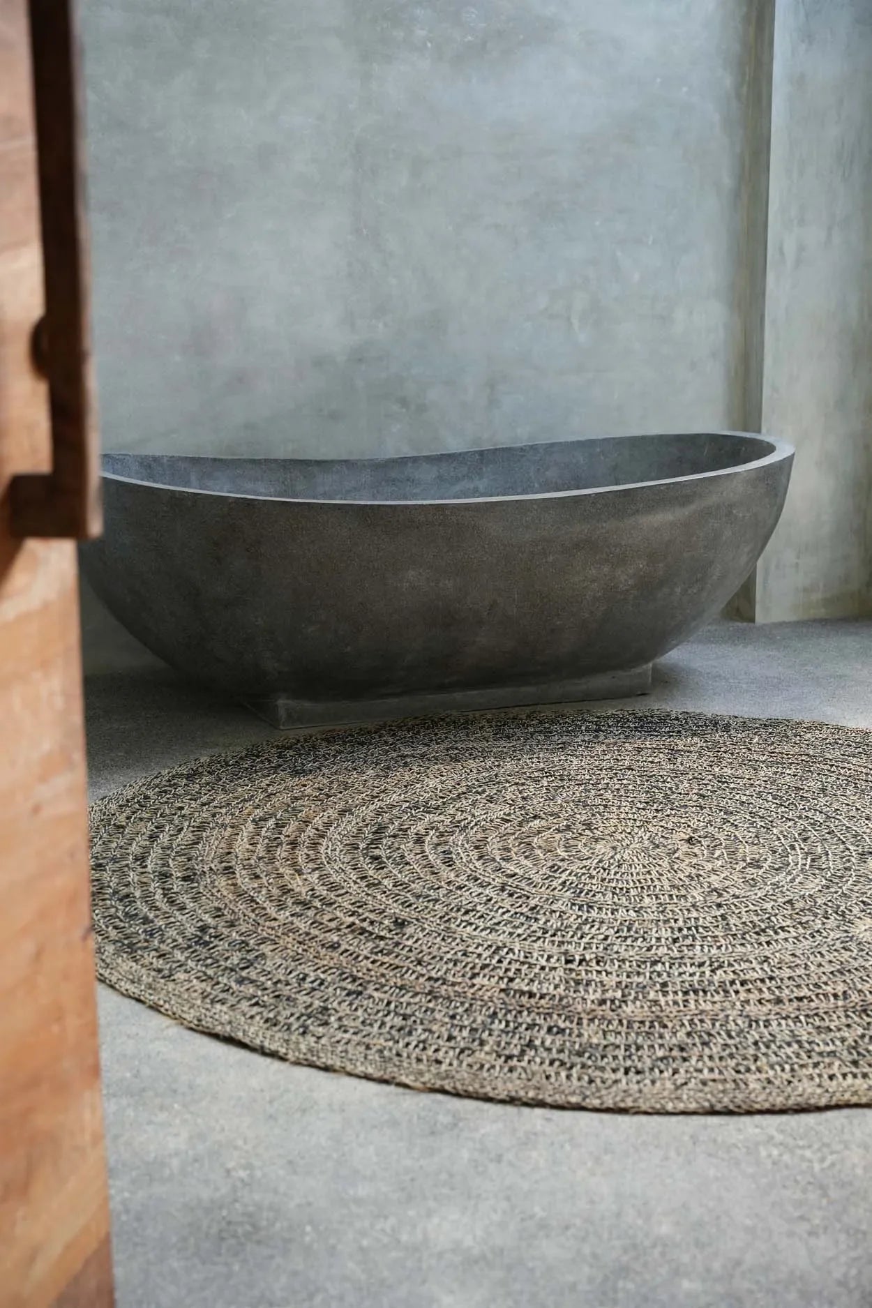 Baignoire en pierre grise ronde avec herbe marine et raphia noir naturel Ø200 cm