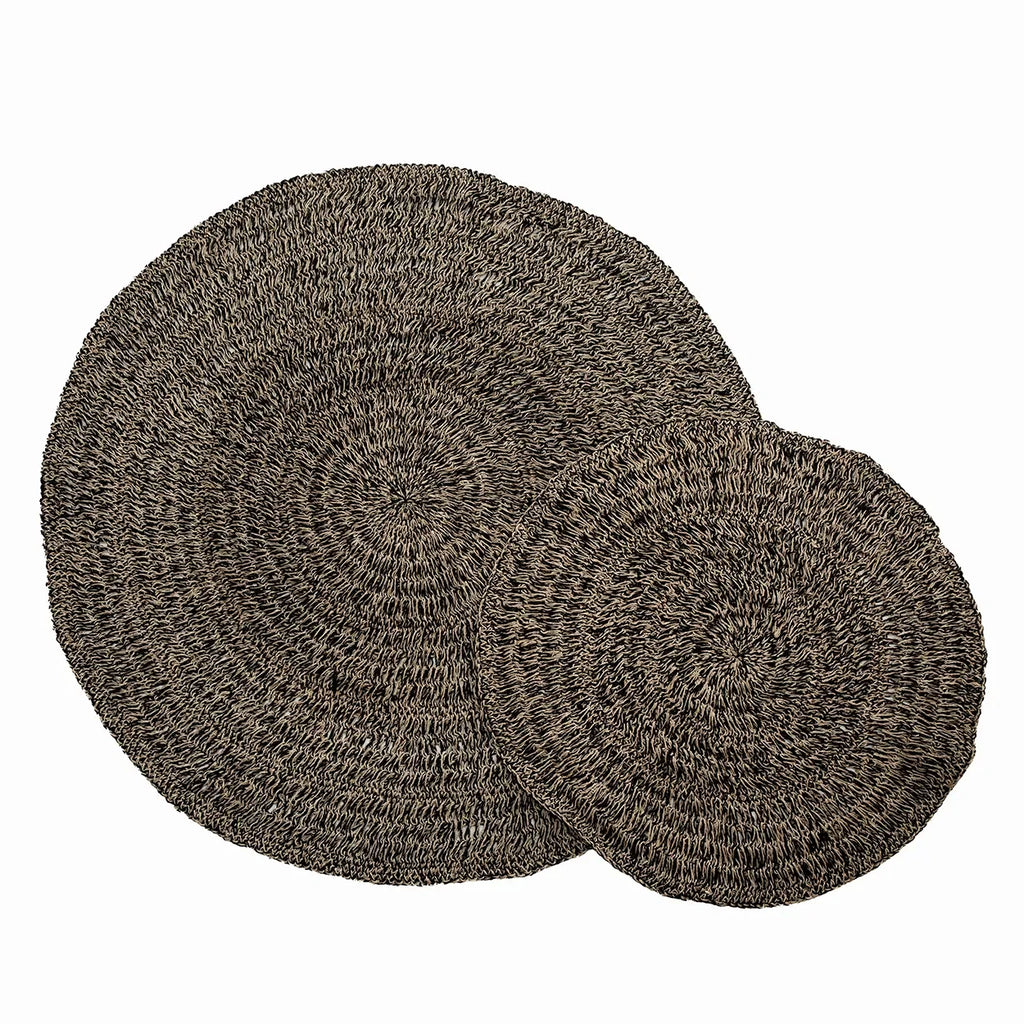 Deux tapis ronds en herbe marine et raphia noir naturel, diamètres 200 cm