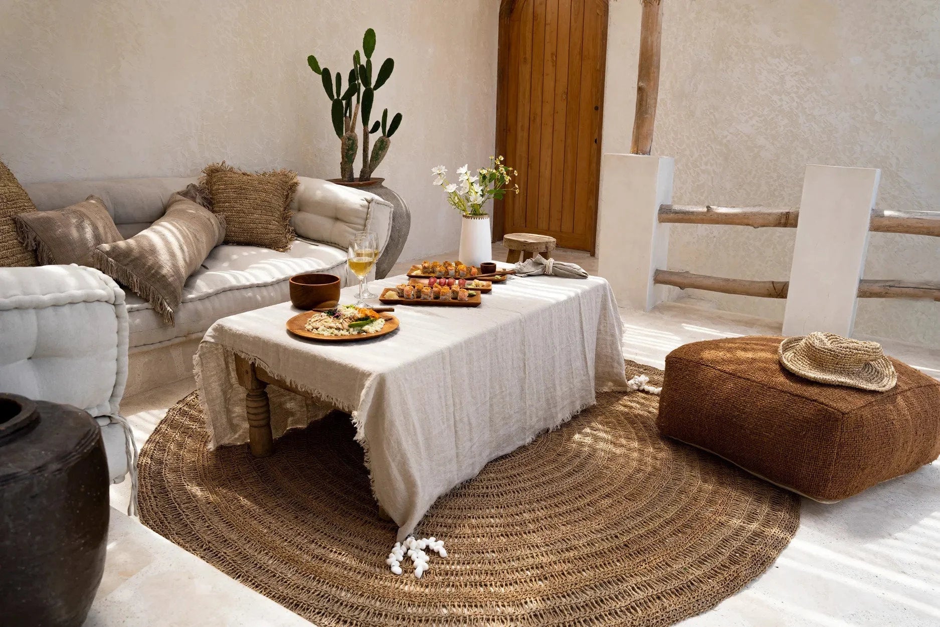 Tapis rond en herbiers marins naturel 150 cm dans un salon bohème avec palette neutre