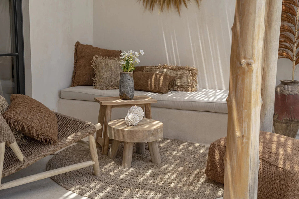 Seating extérieur bohème avec mobilier en bois naturel et accents tissés