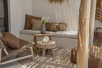 Seating extérieur bohème avec mobilier en bois naturel et accents tissés