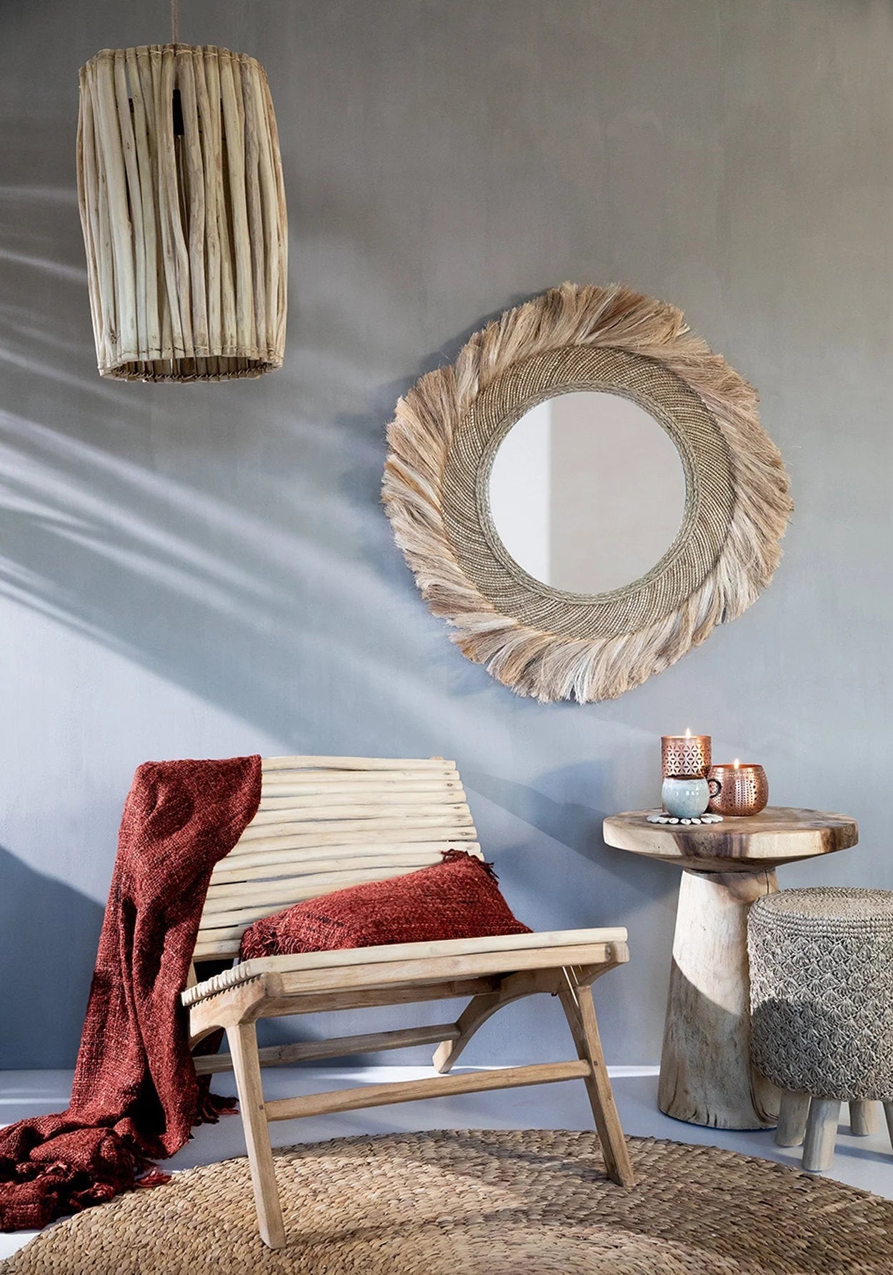 Décor bohème avec miroir tressé et mobilier en bois dans un salon naturel