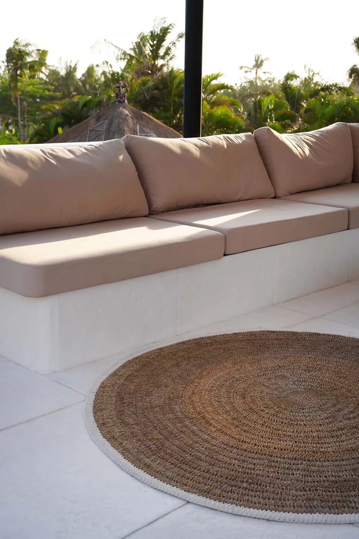 Tapis rond en jonc de mer et coton blanc naturel pour décoration intérieure